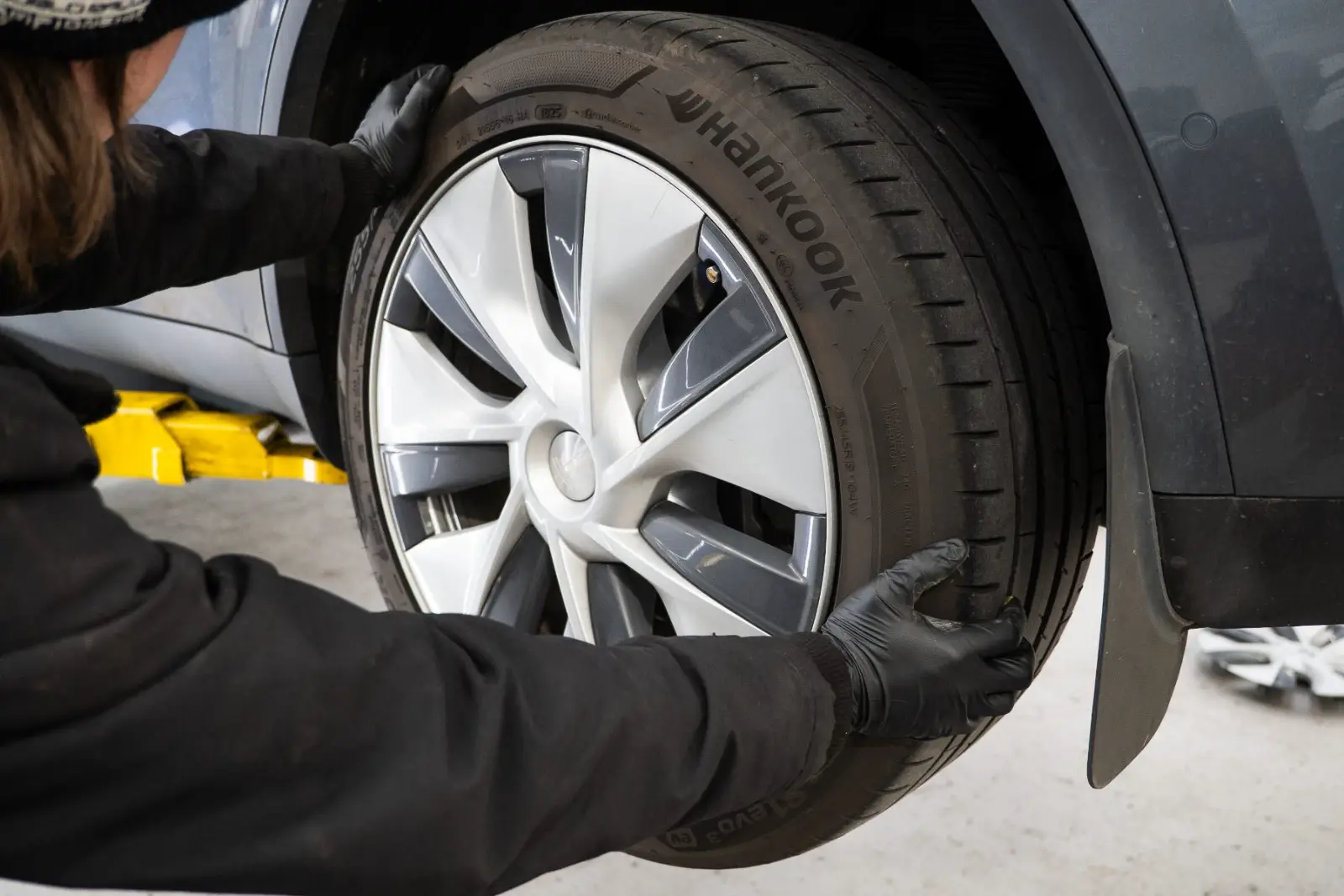 New tyre being fitted to a Tesla Model Y wheel